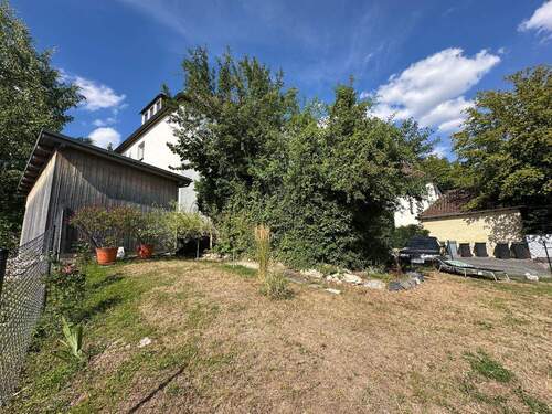Garten mit Holzhaus - 