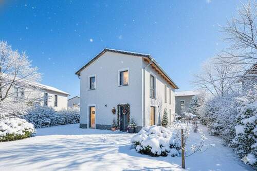 Winterstimmung - Traumhaft idyllisch: Gepflegtes Einfamilienhaus mit Garten, EBK, Parkett - bezugsfrei
