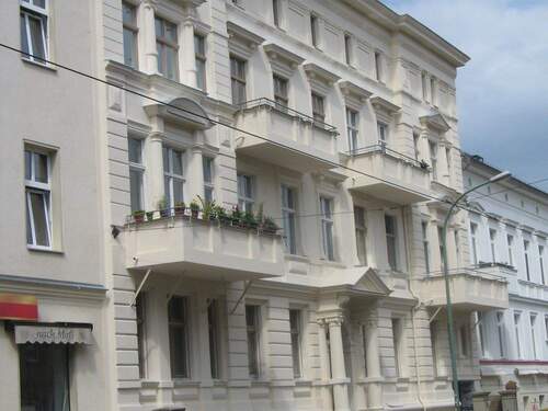 1. OG (mit Balkon) - sehr sonnige Wohnung, Stuck, nahe Park. 4- (bzw. nach Umbau) 5- Zimmer Balkon PKW Stellplatz