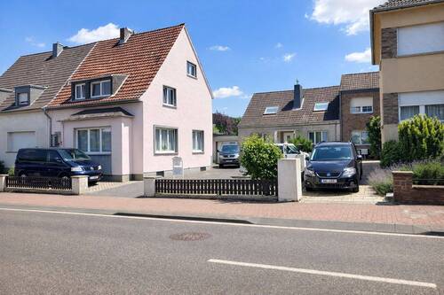 ChatGPT 20Image 2014. 20Jan. 2 - Großzügiges Wohnhaus mit Ausbaupotenzial und Terrasse