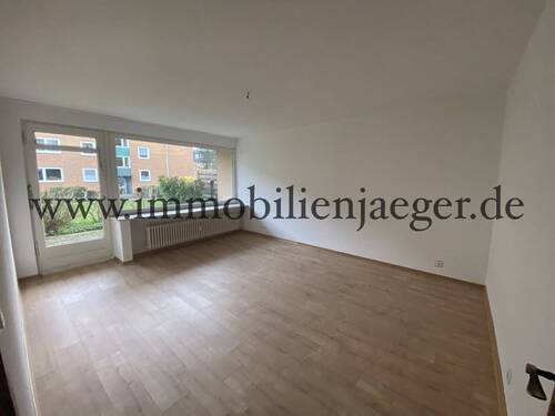 Wohnzimmer leer - Etagenwohnung mit 85,30 m&sup2; in Hamburg zur Miete
