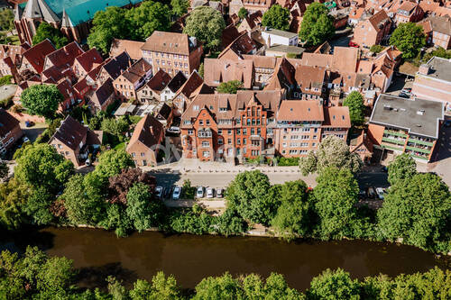 Hausansicht mit Ilmenau - Mehrfamilienhaus, Wohnhaus in Lüneburg