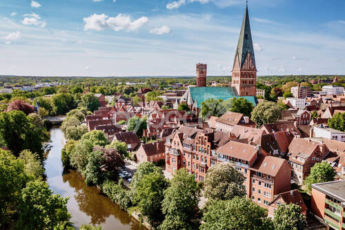 Hausansicht mit Blick über die Stadt - Mehrfamilienhaus, Wohnhaus in Lüneburg zum Kaufen