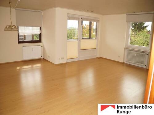 großes Wohnzimmer mit Balkon.jpg - Exklusive Eigentumswohnung mit zwei Balkons, Fahrstuhl und Tiefgaragenstellplatz in Bad Nenndorf
