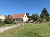 Straßenansicht - Ein Traum für Mensch und Pferd mit Reitplatz und Weidefläche