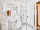 Badezimmer mit Dusche & Wanne - 
