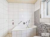 Badezimmer mit Dusche & Wanne - 