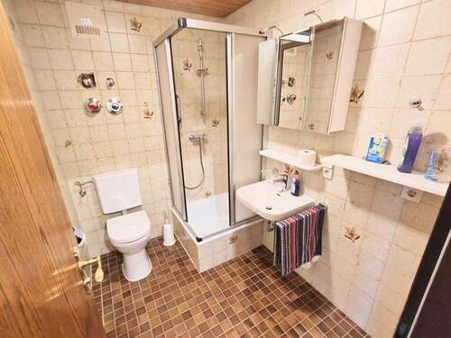 Badezimmer mit Dusche - 