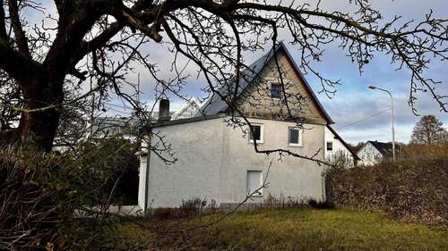 Giebelansicht mit Grundstück - 3 Zimmer Einfamilienhaus zum Kaufen in Frankenberg