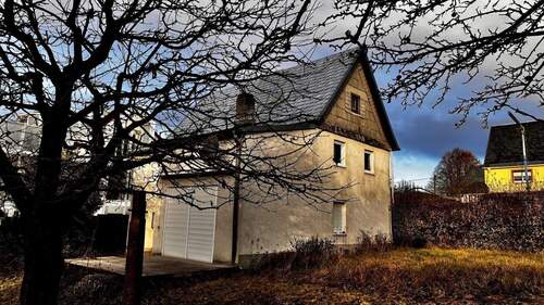 Giebelansicht mit Terrasse - 3 Zimmer Einfamilienhaus in Frankenberg