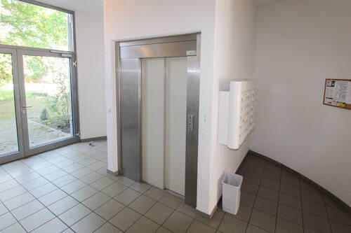 Treppenhaus_Aufzug - 2 Zimmer Etagenwohnung zum Kaufen in Leipzig