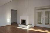 großes Wohnzimmer mit Kamin - 4 Zimmer Etagenwohnung in Dresden