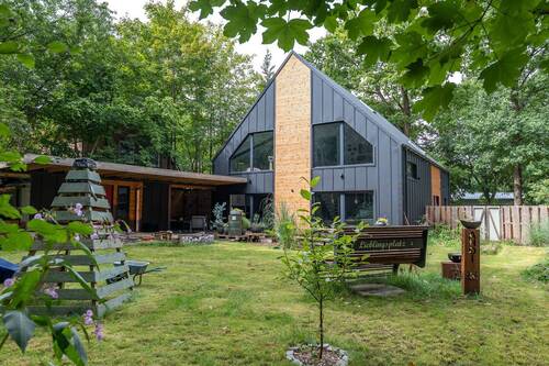 Rückansicht - RESERVIERT Familiendomezil am Waldrand plus Waldstück! Außergewöhnliches Einfamilienhaus in Altkehdingen.