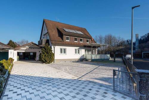 Zufahrt und Garage - 7 Zimmer Mehrfamilienhaus, Wohnhaus zum Kaufen in Lorch-Waldhausen