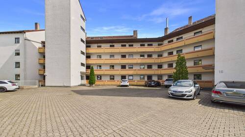 Außenansicht - 3-Zimmer-Wohnung mit Balkon, Tiefgarage und Entwicklungspotenzial in Stadtbergen