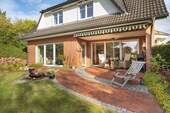 zur überdachten Terrasse mit Markise - 