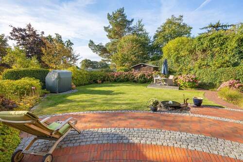 mit sonnigm Gartenparadies - 7 Zimmer Einfamilienhaus zum Kaufen in Hamburg
