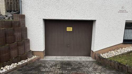 Garage mit Stellplatz - 