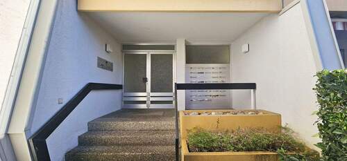 05 Hauseingang.jpg - 4 Zimmer Etagenwohnung in Freiburg im Breisgau