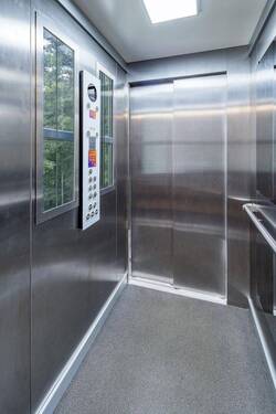 Lift mit Aussicht auf die Burg - 