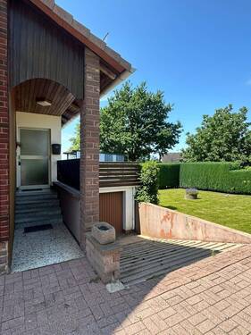 Eingang mit Garage - 