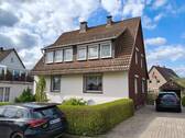 Ansicht Straße - Familienleben mit großem Garten und sonniger Terrasse mit 2 Garagen in Fürstenberg