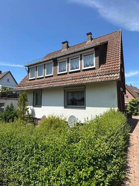 Ansicht mit Vorgarten - 6 Zimmer Mehrfamilienhaus, Wohnhaus zum Kaufen in Fürstenberg