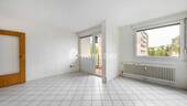 Wohnzimmer 2 - Bezugsfrei und gut geschnitten: Drei-Zimmer-Wohnung mit Loggia und Aufzug