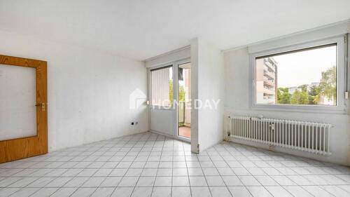 Wohnzimmer 2 - Bezugsfrei und gut geschnitten: Drei-Zimmer-Wohnung mit Loggia und Aufzug