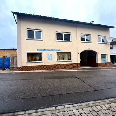 F0089D7C-CE18-41BD-A33E-1F949A400760_1_105_c.jpeg - Gepflegtes 1-2 Familienhaus mit Innenhof und Garten