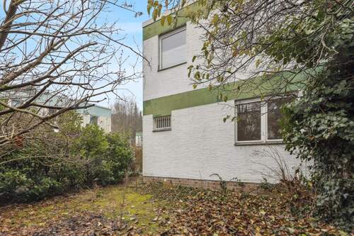 RÜCKWÄRTIGE HAUSANSICHT UND GARTEN - 