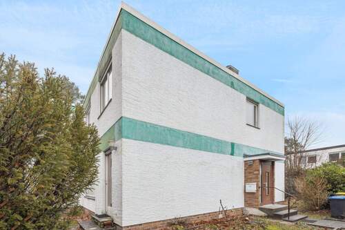 SEITLICHE HAUSANSICHT - Willkommen in Ihrem neuen, frisch renovierten Zuhause in Frohnau!