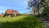 Blick vom Garten zum Haus - 