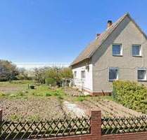 Einfamilienhaus in ruhiger Dorflage mit großem Grundstück, Garagen und Stallungen - Bahrdorf (Ortsteil Saalsdorf)