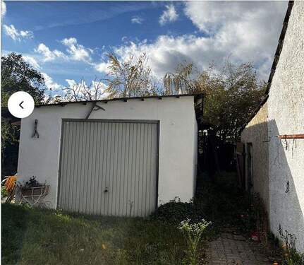 Garage hinter dem Haus - 8 Zimmer Einfamilienhaus in Bahrdorf (Ortsteil Saalsdorf)