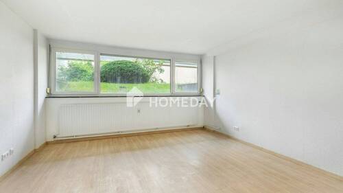 Wohnzimmer 1 - Erstbezug nach Sanierung: Helle Zwei-Zimmer-Wohnung mit Gartenmitnutzung