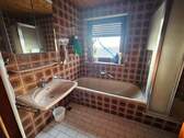 Bad mit Dusche, Wanne, WC - 