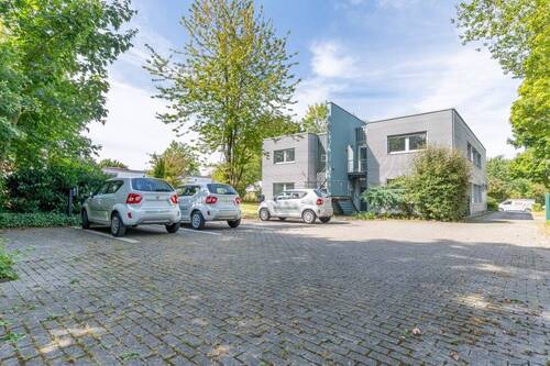 Parkplätze mit 4 Elektro-Ladesäulen - 