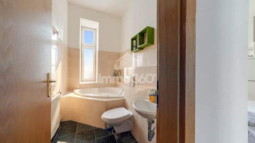 Badezimmer + Eckbadewanne - 2 Zimmer Etagenwohnung zum Kaufen in Berlin