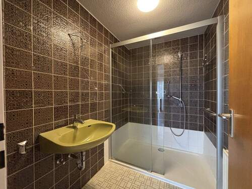 Bad mit Dusche - 