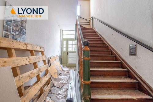 Treppenhaus - 9 Zimmer Mehrfamilienhaus, Wohnhaus in Ohrdruf