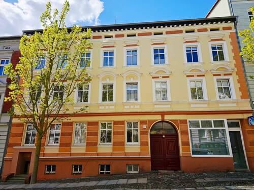 Hausansicht - Denkmalgeschützes Mehrfamilienhaus in grüner Lage