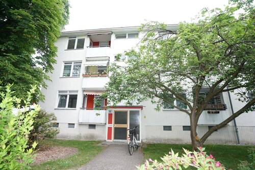 Haus Frontansicht - 2 Zimmer Etagenwohnung zum Kaufen in Berlin