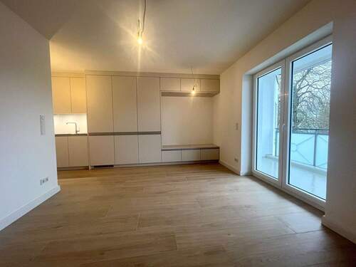 Wohn- und Esszimmer (Ansicht 2) - Erstbezug nach Modernisierung: Helle 2-Zimmer Wohnung mit Balkon am Feenteich