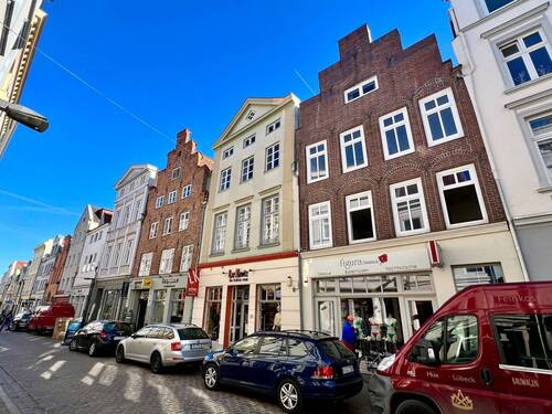 Straßenansicht 1 - Ensemble aus 4 Häusern mit Hof und Hinterhaus in beliebter Hüxstraße