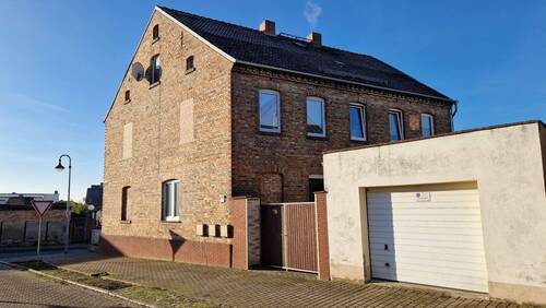 Objektansicht seitlich - 9 Zimmer Mehrfamilienhaus, Wohnhaus zum Kaufen in Hötensleben