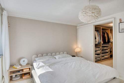 Schlafzimmer mit Blick in die Ankleide - 