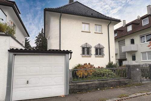 Hausansicht mit Garage - 