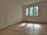 Wohnzimmer - Zentrale Zehlendorfer Lage, aufwendig sanierte 3 Zimmerwohnung, bezugsfrei