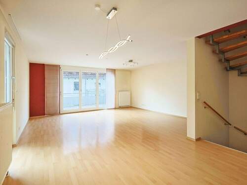 Heller, großzügiger Wohn- und Essbereich mit Balkonzugang - 6 Zimmer Doppelhaushälfte zum Kaufen in Nufringen